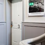 2-bed - Walk To Station - Sleeps 6 Apartment *