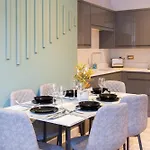 2-bed - Walk To Station - Sleeps 6 Apartment *