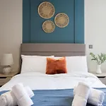 2-bed - Walk To Station - Sleeps 6 Apartment *