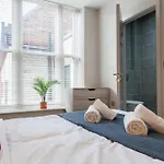 2-bed - Walk To Station - Sleeps 6 *