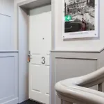 Apartment 2-bed - Walk To Station - Sleeps 6 *