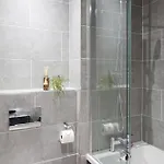 2-bed - Walk To Station - Sleeps 6