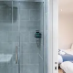 2-bed - Walk To Station - Sleeps 6 Apartment