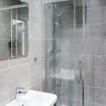 Apartment 2-bed - Walk To Station - Sleeps 6
