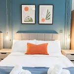 2-bed - Walk To Station - Sleeps 6 *