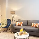 2-bed - Walk To Station - Sleeps 6 Apartment *