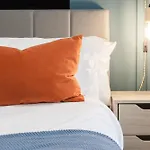 2-bed - Walk To Station - Sleeps 6 *