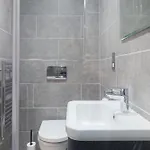 2-bed - Walk To Station - Sleeps 6 Apartment