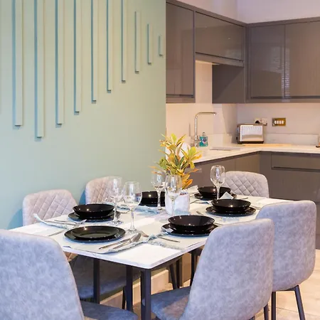 2-bed - Walk To Station - Sleeps 6 Apartment *