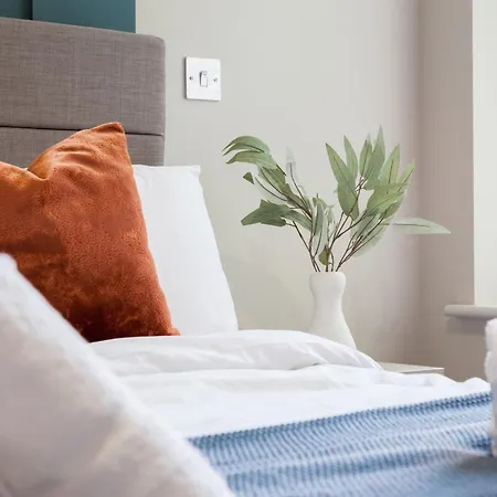 2-bed - Walk To Station - Sleeps 6 Apartment *