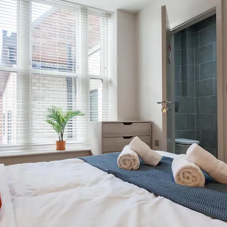 2-bed - Walk To Station - Sleeps 6 *