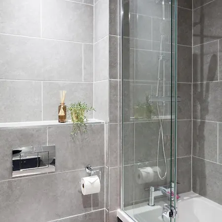 2-bed - Walk To Station - Sleeps 6