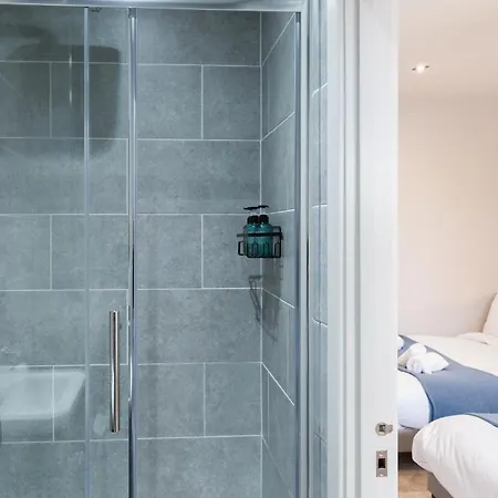 2-bed - Walk To Station - Sleeps 6 Apartment