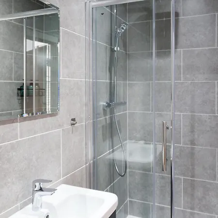 Apartment 2-bed - Walk To Station - Sleeps 6