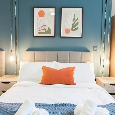 2-bed - Walk To Station - Sleeps 6 *
