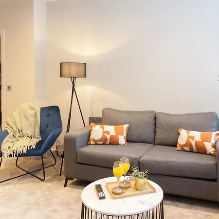 2-bed - Walk To Station - Sleeps 6 Apartment *