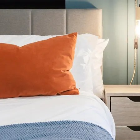 2-bed - Walk To Station - Sleeps 6 *
