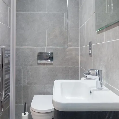 2-bed - Walk To Station - Sleeps 6 Apartment