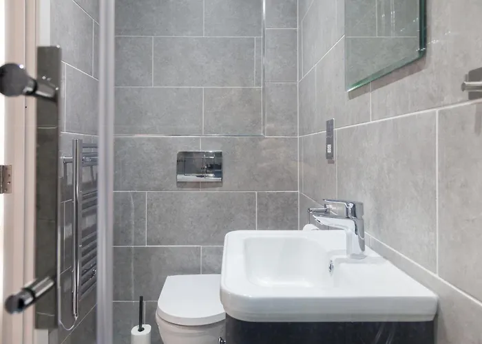 2-bed - Walk To Station - Sleeps 6 公寓