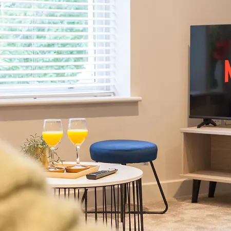 2-bed - Walk To Station - Sleeps 6 Apartment