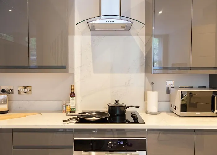 2-bed - Walk To Station - Sleeps 6 Apartment