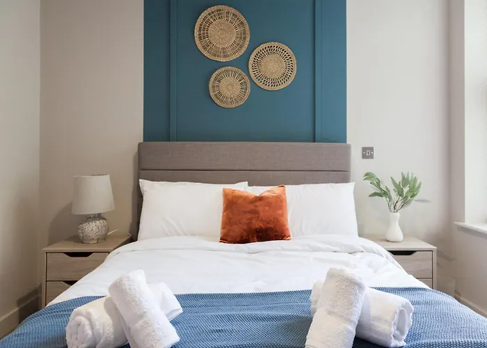 2-bed - Walk To Station - Sleeps 6 Apartment *