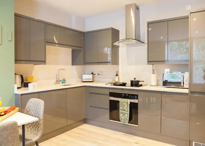 2-bed - Walk To Station - Sleeps 6 Apartment