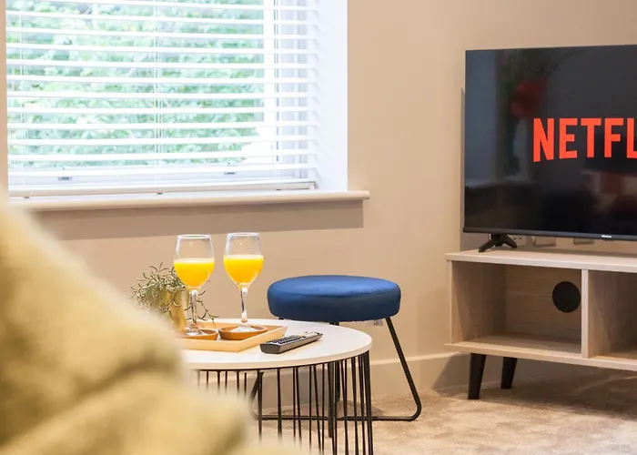 2-bed - Walk To Station - Sleeps 6 Apartment