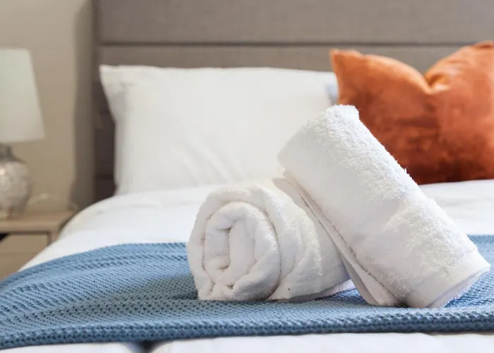 Apartment 2-bed - Walk To Station - Sleeps 6