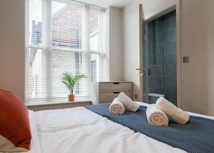 2-bed - Walk To Station - Sleeps 6 *