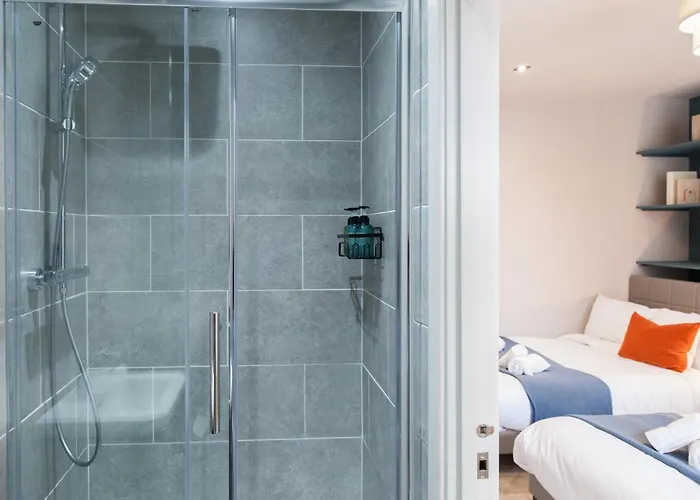 2-bed - Walk To Station - Sleeps 6 Apartment