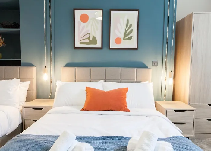 2-bed - Walk To Station - Sleeps 6 *