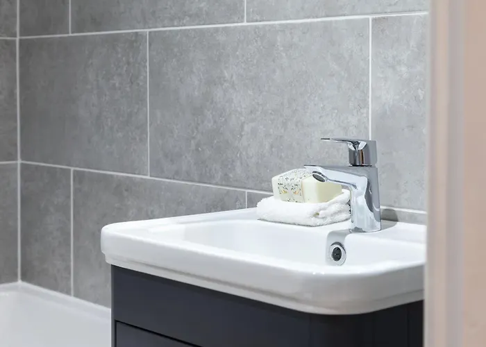 2-bed - Walk To Station - Sleeps 6 * Leeds (West Yorkshire)