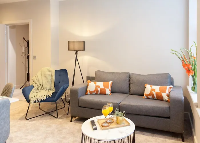 2-bed - Walk To Station - Sleeps 6 Apartment *