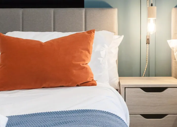 2-bed - Walk To Station - Sleeps 6 *